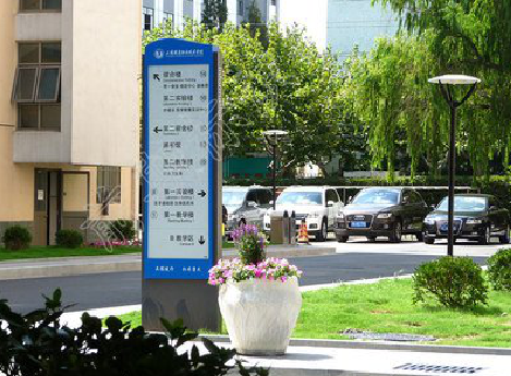 云龙哪些因素影响宣传栏的制作？